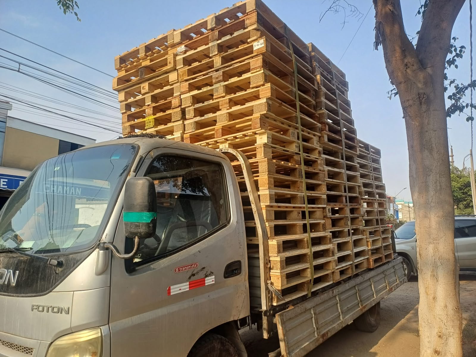 Camión con parihuelas de madera listas para transporte
